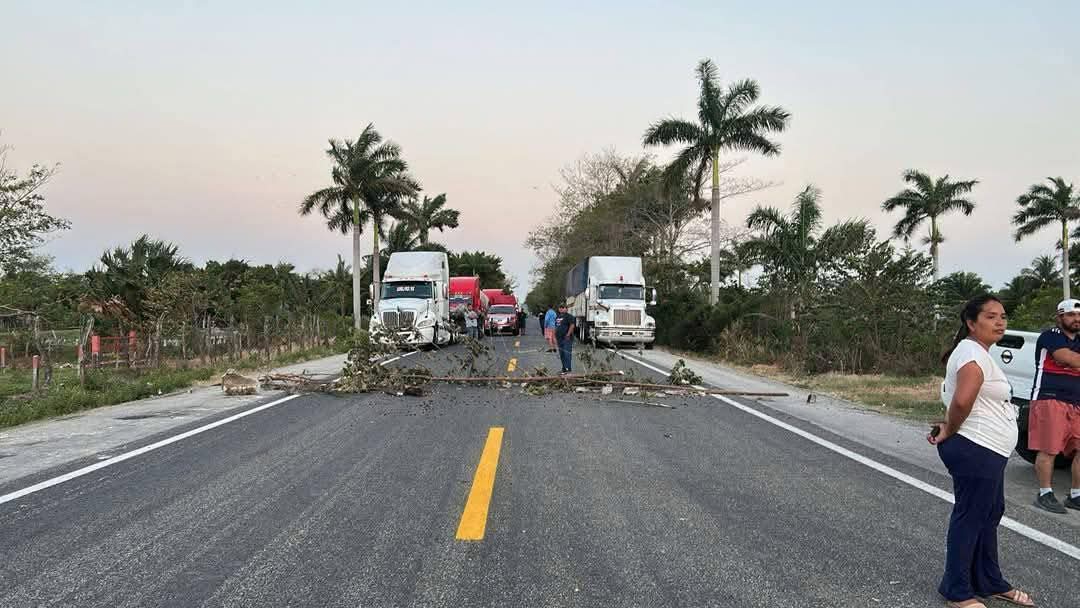 Pobladores de Nuevo Progreso advierten bloqueo en la carretera federal 180. Pobladores de Nuevo Progreso advierten bloqueo en la carretera federal 180.