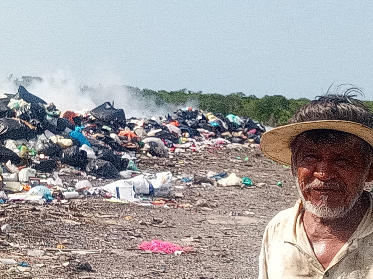 “Paso muchas horas entre la basura”: Hombre narra  cómo vive recolectando botellas de plástico en Hunucmá