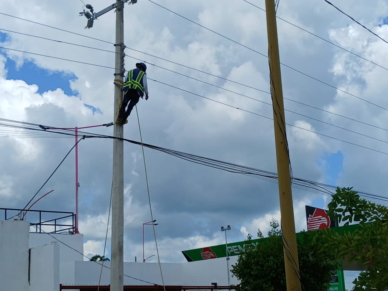 Vecinos exigen a la CFE que intervenga para restablecer el servicio. Vecinos exigen a la CFE que intervenga para restablecer el servicio.