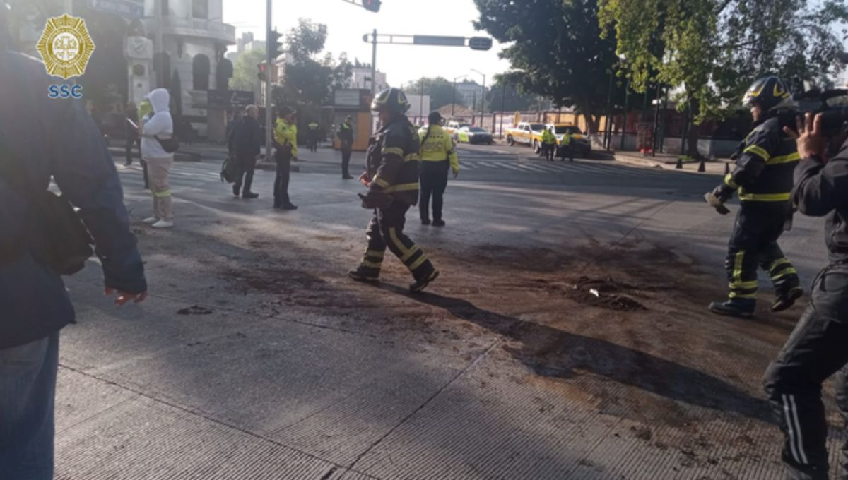 Bomberos y personal de emergencias realizaron maniobras para retirar los vehículos y limpiar el asfalto Bomberos y personal de emergencias realizaron maniobras para retirar los vehículos y limpiar el asfalto