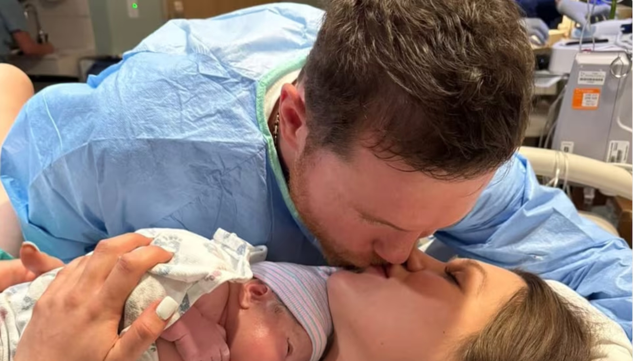 Canelo celebra la llegada de su quinto hijo. Canelo celebra la llegada de su quinto hijo.
