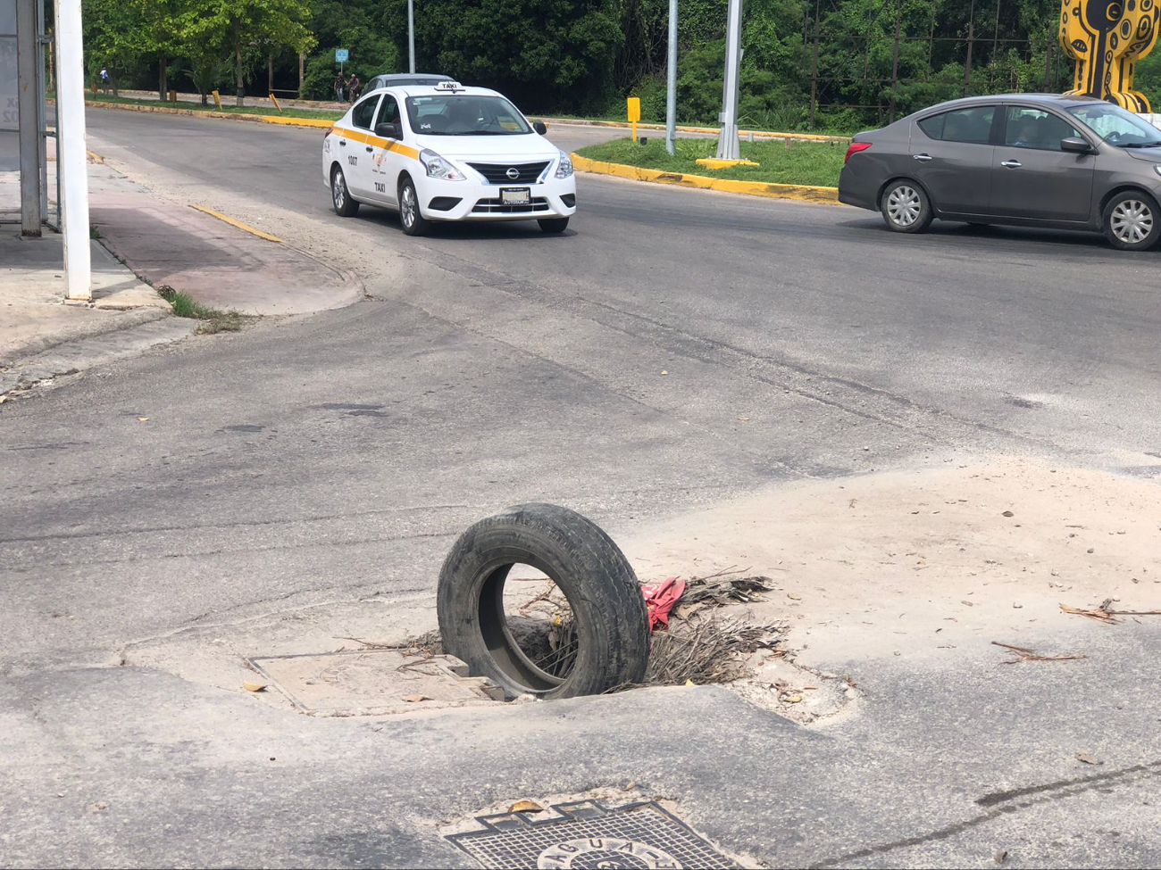 Con el fin de evitar accidentes, se colocaron objetos para que el daño sea visible y locales no sufran consecuencias Con el fin de evitar accidentes, se colocaron objetos para que el daño sea visible y locales no sufran consecuencias