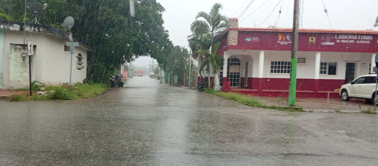 Debido a la acumulación de agua, en algunas zonas fue difícil acceder a calles y viviendas Debido a la acumulación de agua, en algunas zonas fue difícil acceder a calles y viviendas