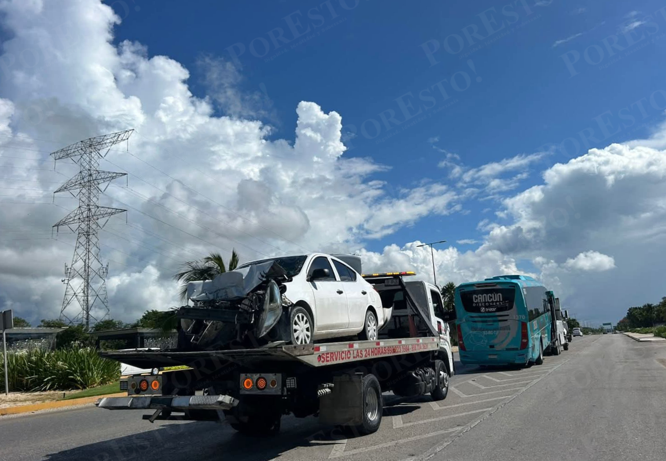 el conductor del automóvil compacto resultó lesionado y tuvo que ser atendido por paramédicos el conductor del automóvil compacto resultó lesionado y tuvo que ser atendido por paramédicos