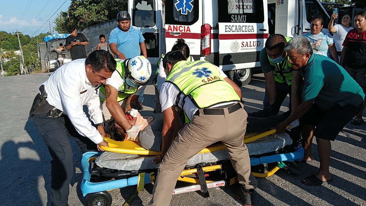 El motociclista fue atendido por los paramédicos y trasladado a un hospital. El motociclista fue atendido por los paramédicos y trasladado a un hospital.