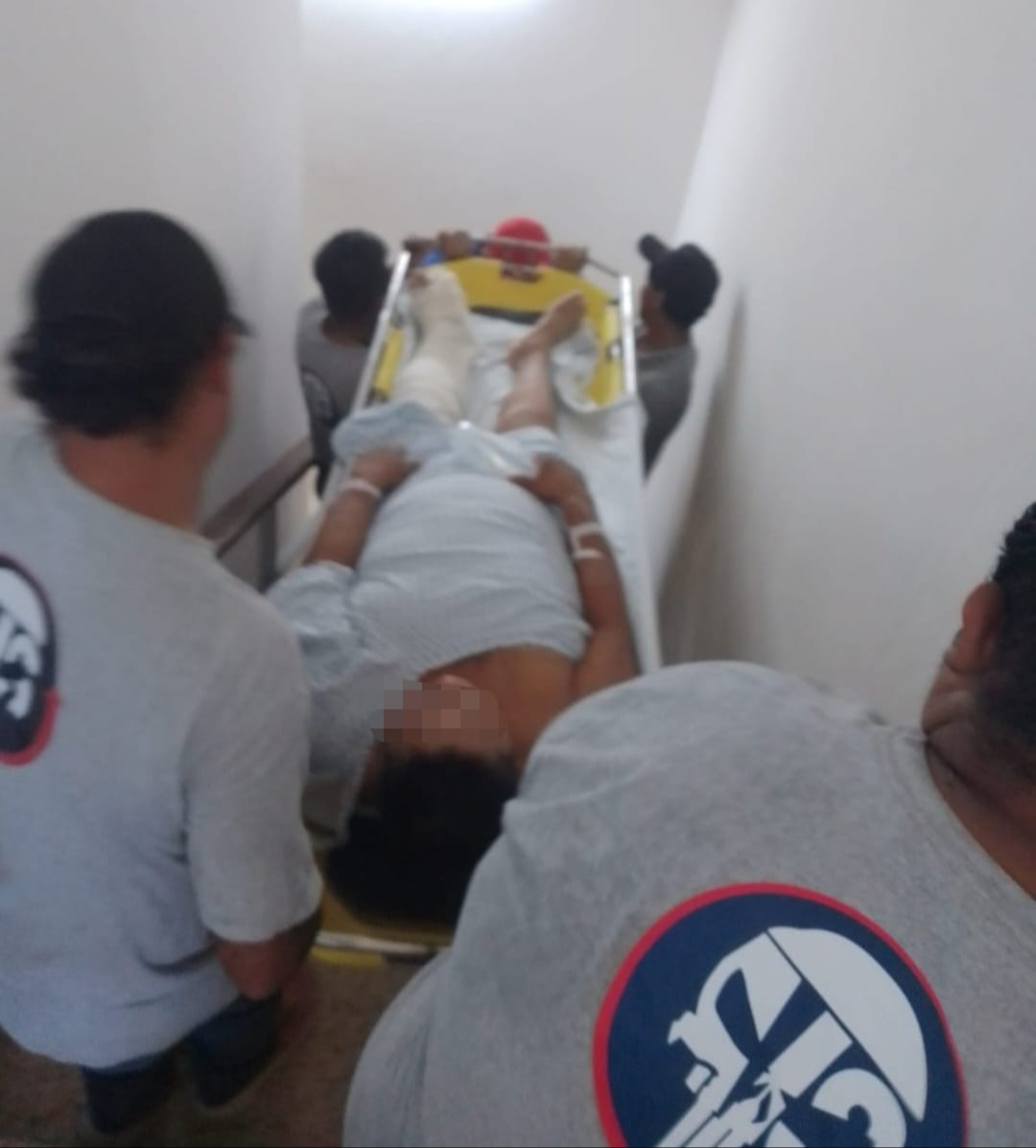 Los pacientes tienen que ser trasladados por las escaleras, algo que los pone en riesgo. Los pacientes tienen que ser trasladados por las escaleras, algo que los pone en riesgo.