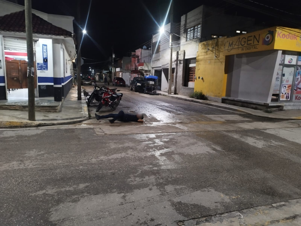 Otras personas tuvieron que arrastrarlo a una zona segura para vitar que fuera atropellado Otras personas tuvieron que arrastrarlo a una zona segura para vitar que fuera atropellado