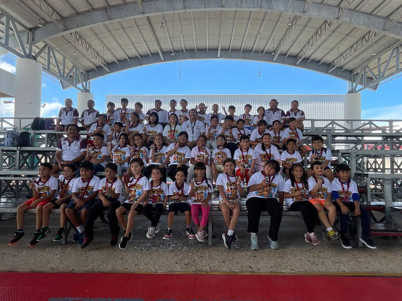 todos los participantes recibieron su medalla conmemorativa y la playera oficial del curso