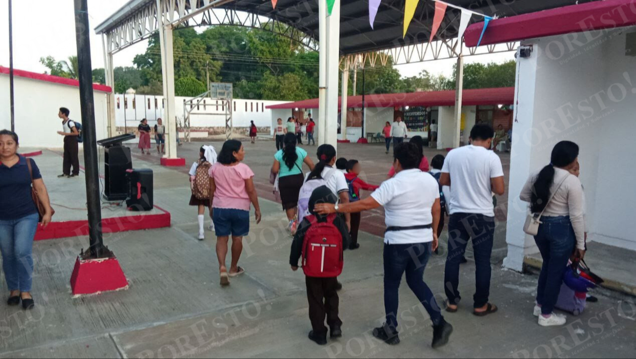 Algunos alumnos y padres de familia llegaron hasta media hora antes Algunos alumnos y padres de familia llegaron hasta media hora antes