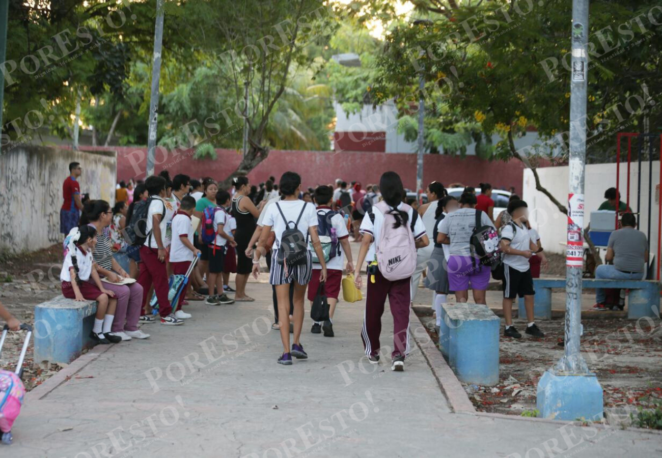 Algunos estudiantes que llegaron tarde, tuvieron que esperar afuera del plantel Algunos estudiantes que llegaron tarde, tuvieron que esperar afuera del plantel