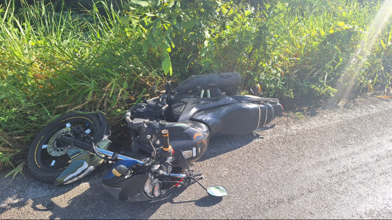 El motociclista presentaba una posible fractura, por lo que fue trasladado a un hospital El motociclista presentaba una posible fractura, por lo que fue trasladado a un hospital