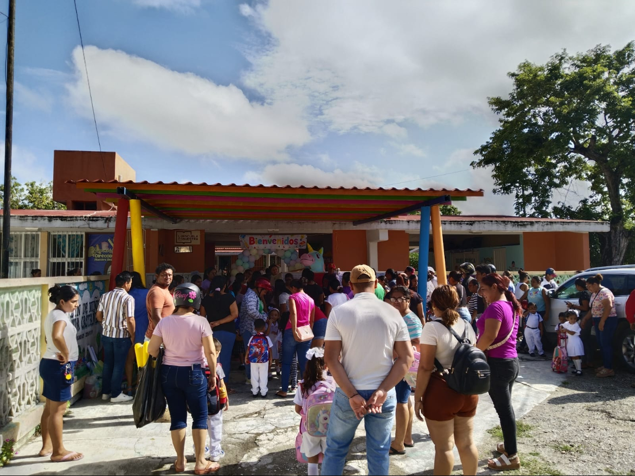 Padres de familia acompañaron desde temprano a sus hijos en secundaria, primaria y jardines de Padres de familia acompañaron desde temprano a sus hijos en secundaria, primaria y jardines de