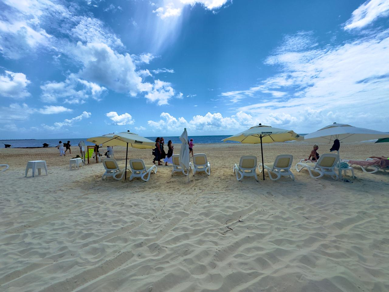 Tanto en las playas como en establecimientos de comida se vio poco número de turistas Tanto en las playas como en establecimientos de comida se vio poco número de turistas