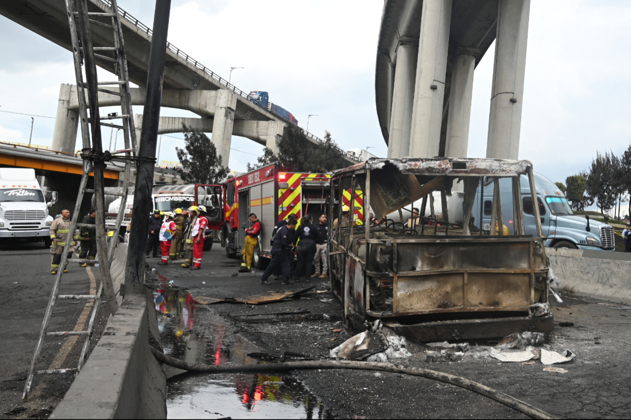 Elementos del Heroico Cuerpo de Bomberos sofocaron el fuego.