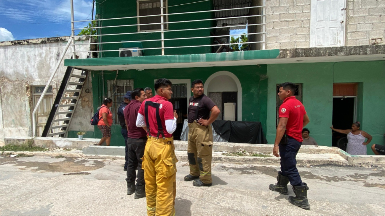 Familiares ayudaron a descenderla mientras llegaban los equipos de emergencia.