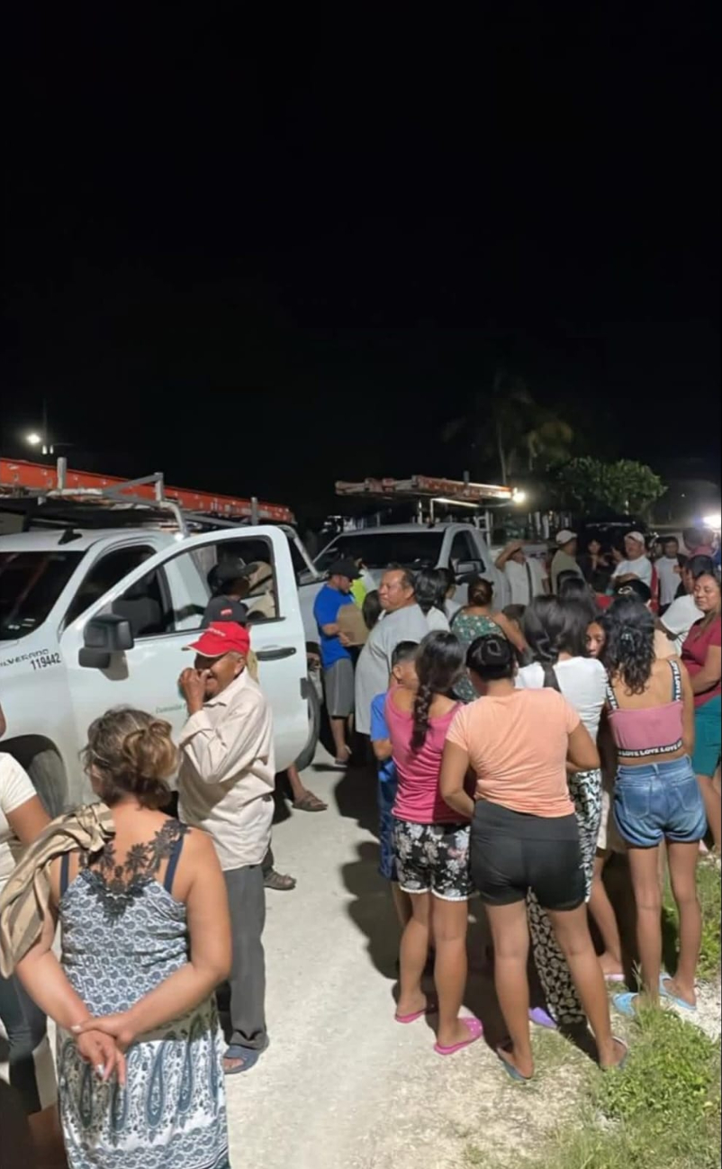 Los habitantes mantienen retenidos a los empleados de la CFE y sus camionetas. Los habitantes mantienen retenidos a los empleados de la CFE y sus camionetas.