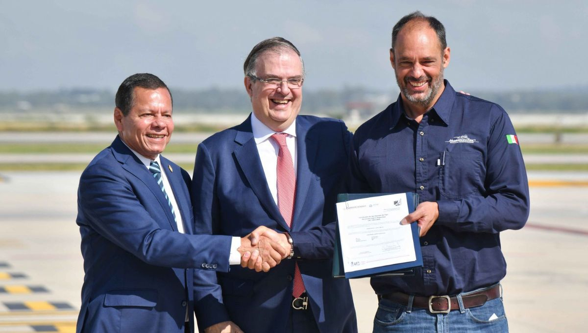 Marcelo Ebrard Casaubón destacó que este modelo biplaza, simboliza el potencial de la industria nacional para competir en el sector Marcelo Ebrard Casaubón destacó que este modelo biplaza, simboliza el potencial de la industria nacional para competir en el sector