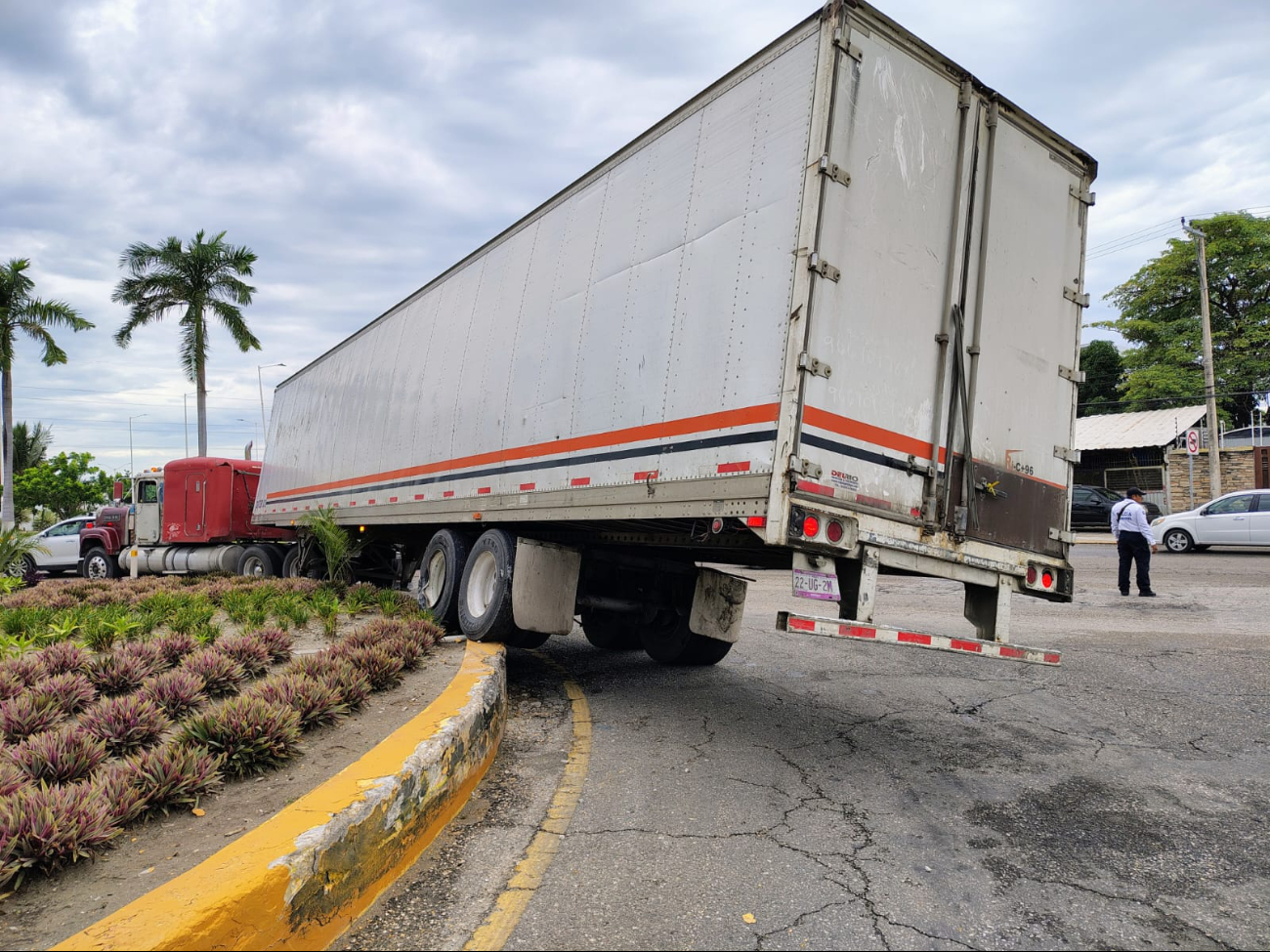 Autoridades retiran tractocamión atorado en glorieta; investigan daños a mobiliario urbano