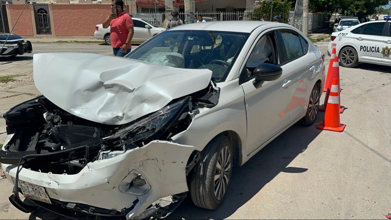 Camioneta de la Marina impacta automóvil en Campeche; mujer resulta lesionada
