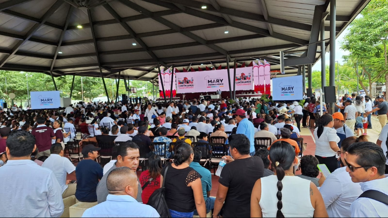 Cientos de personas tuvieron que esperar más de una hora y media para escuchar los supuestos logros de la administración.