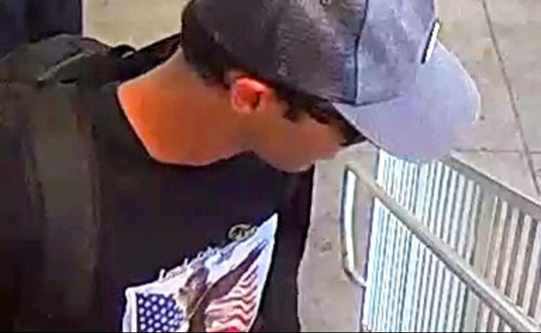 Filtran nuevo video del probable asesino de Charlie Kirk; escapa por la azotea tras disparar