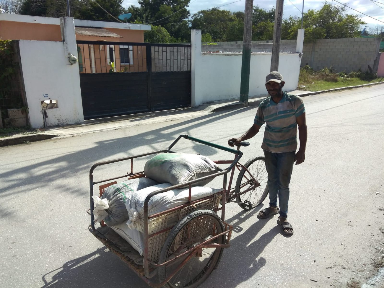 Genaro transporta hasta 70 kilos de residuos en su triciclo, a pesar del trabajo pesado, gana entre 200 y 250 pesos al día.