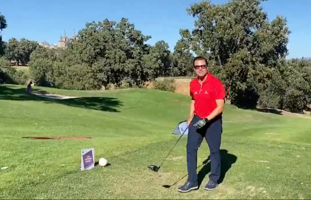 Peña en pleno juego de golf Peña en pleno juego de golf