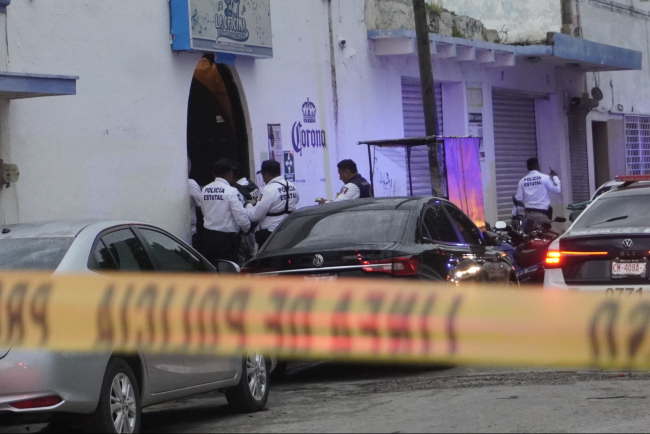 Dos mujeres fueron atacadas a balazos dentro del bar “La Oficina” en el centro de Campeche. Dos mujeres fueron atacadas a balazos dentro del bar “La Oficina” en el centro de Campeche.