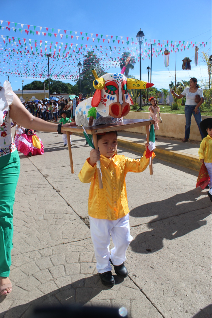 Alumnos y autoridades destacan en desfile Alumnos y autoridades destacan en desfile
