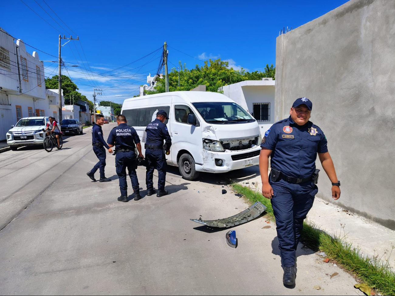 Choque de vehículos de transporte de personal y particular genera movilización de autoridades