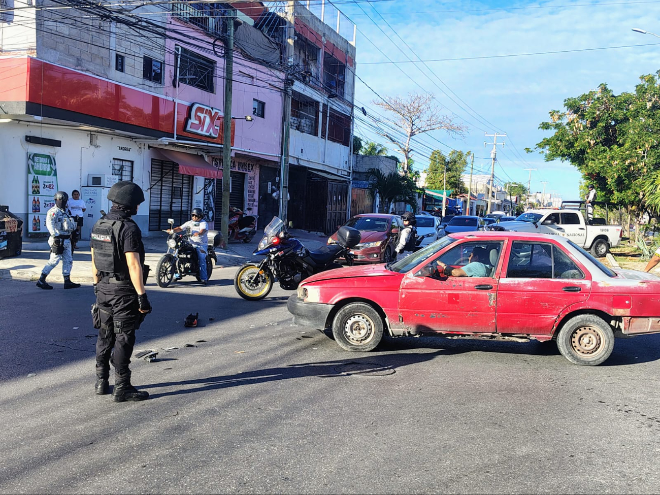 El oficial herido fue atendido por paramédicos, quienes determinaron que no tenía lesiones graves El oficial herido fue atendido por paramédicos, quienes determinaron que no tenía lesiones graves