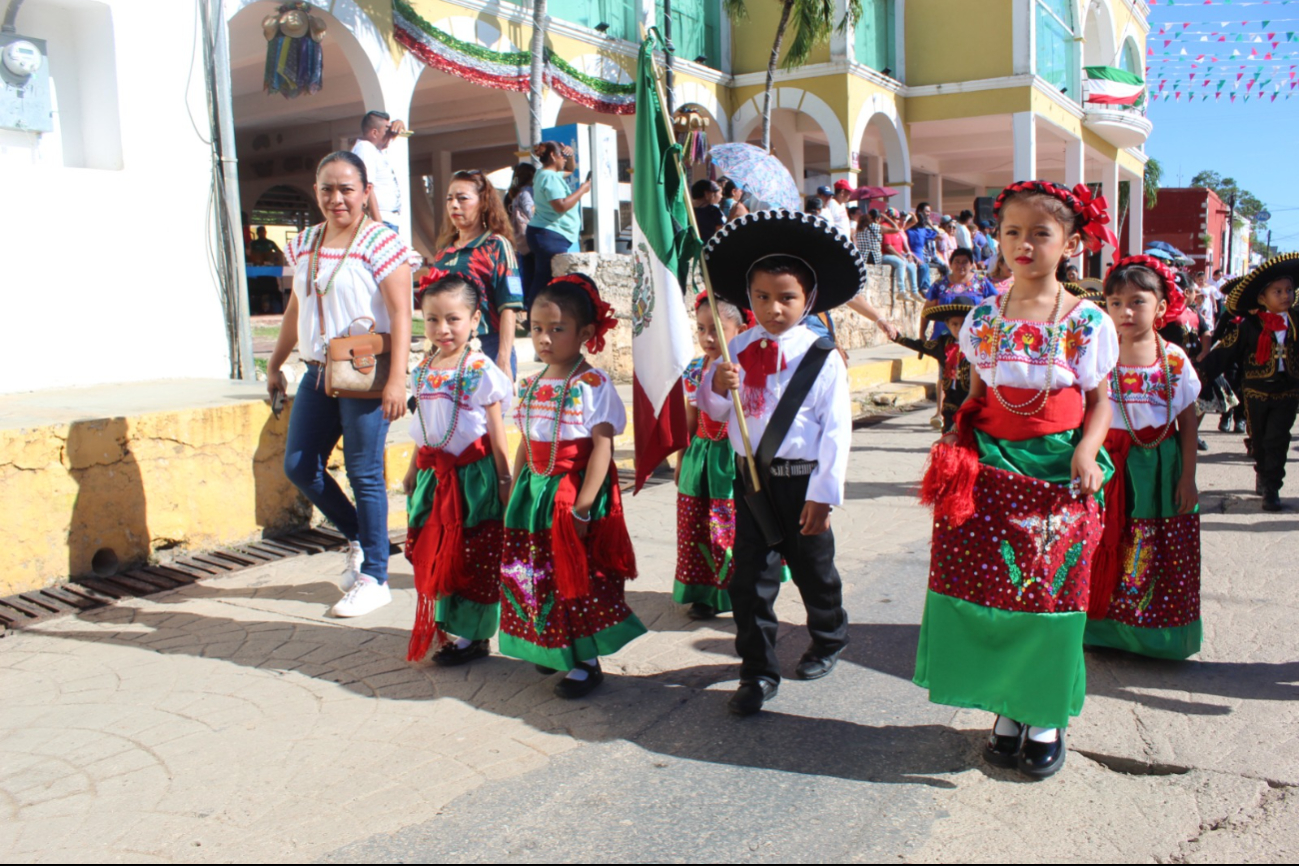 Más de 1,800 estudiantes participan en vistoso desfile patriótico en Hopelchén Más de 1,800 estudiantes participan en vistoso desfile patriótico en Hopelchén