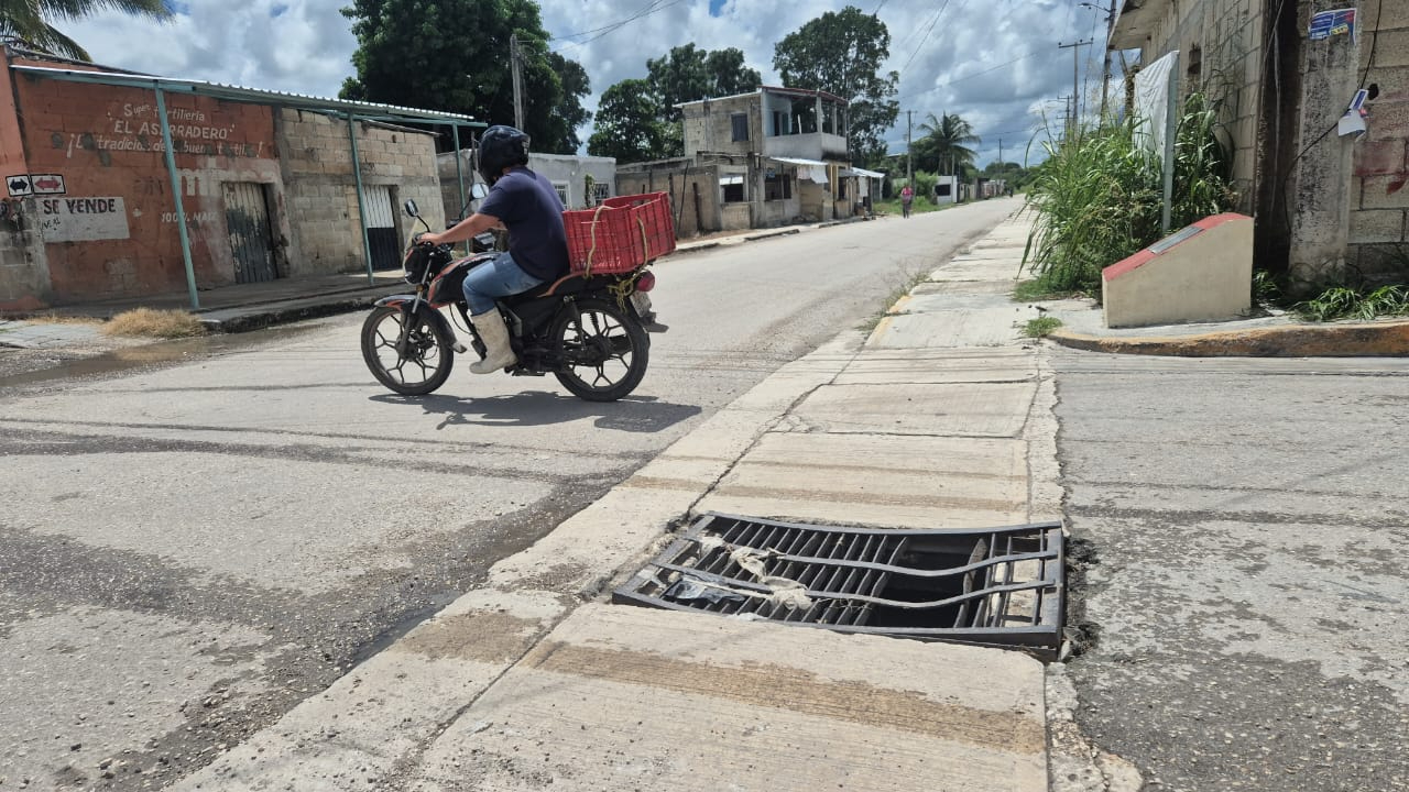 Motociclistas en riesgo por rejilla del drenaje en mal estado en Champotón