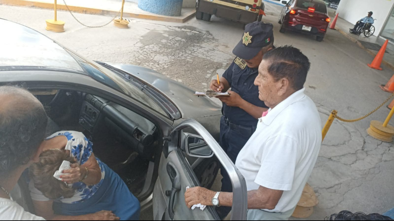 Ciudadanos que presenciaron el hecho la auxiliaron
