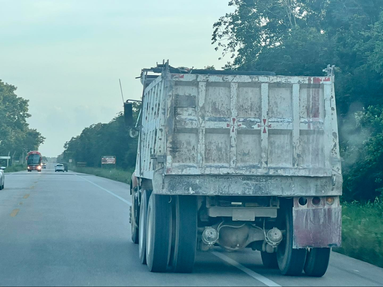 Ciudadanos reportan a volquetes que transitan de manera peligrosa en carretera Chetumal-Bacalar Ciudadanos reportan a volquetes que transitan de manera peligrosa en carretera Chetumal-Bacalar