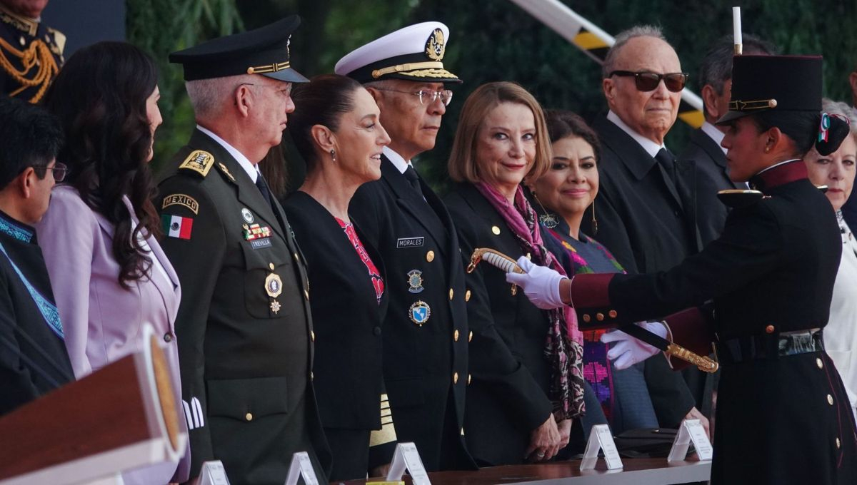La presidenta Claudia Sheinbaum encabezó la entrega de espadines a seis cadetes del Colegio Militar.