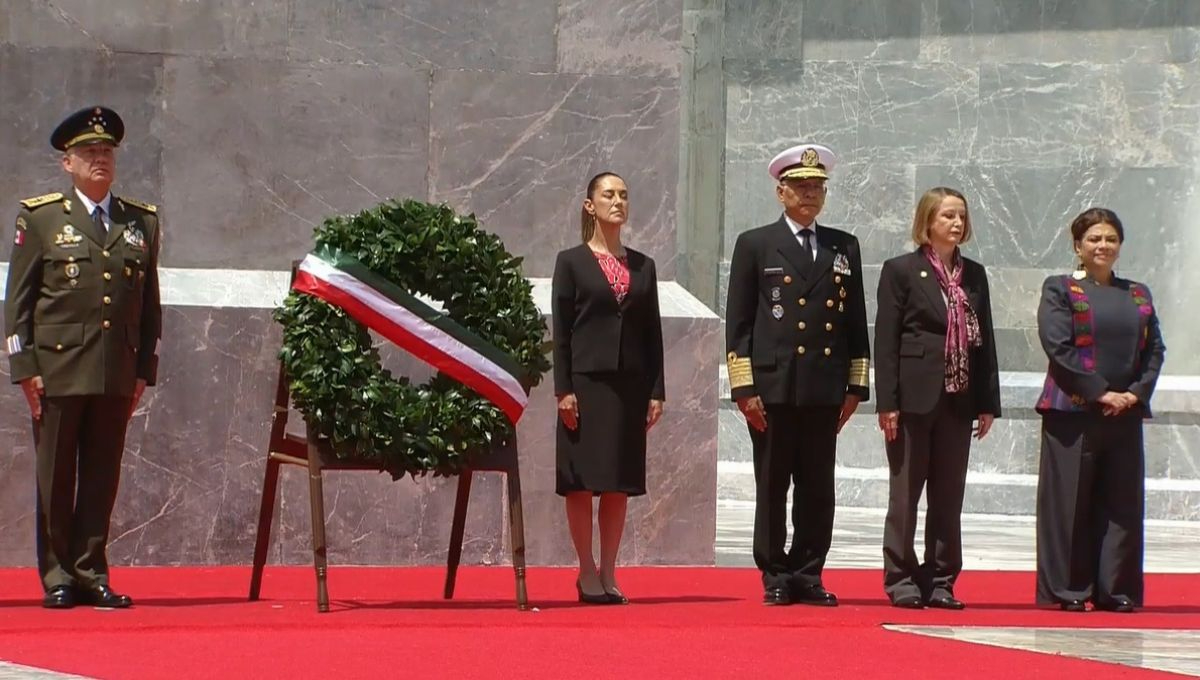 La presidenta de México, Claudia Sheinbaum Pardo, montó una guardia de honor en el monumento a los Niños Héroes