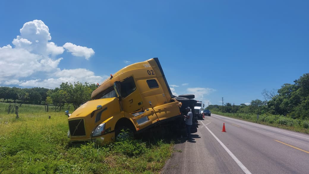 La unidad salió del carril y volcó al intentar reincorporarse.