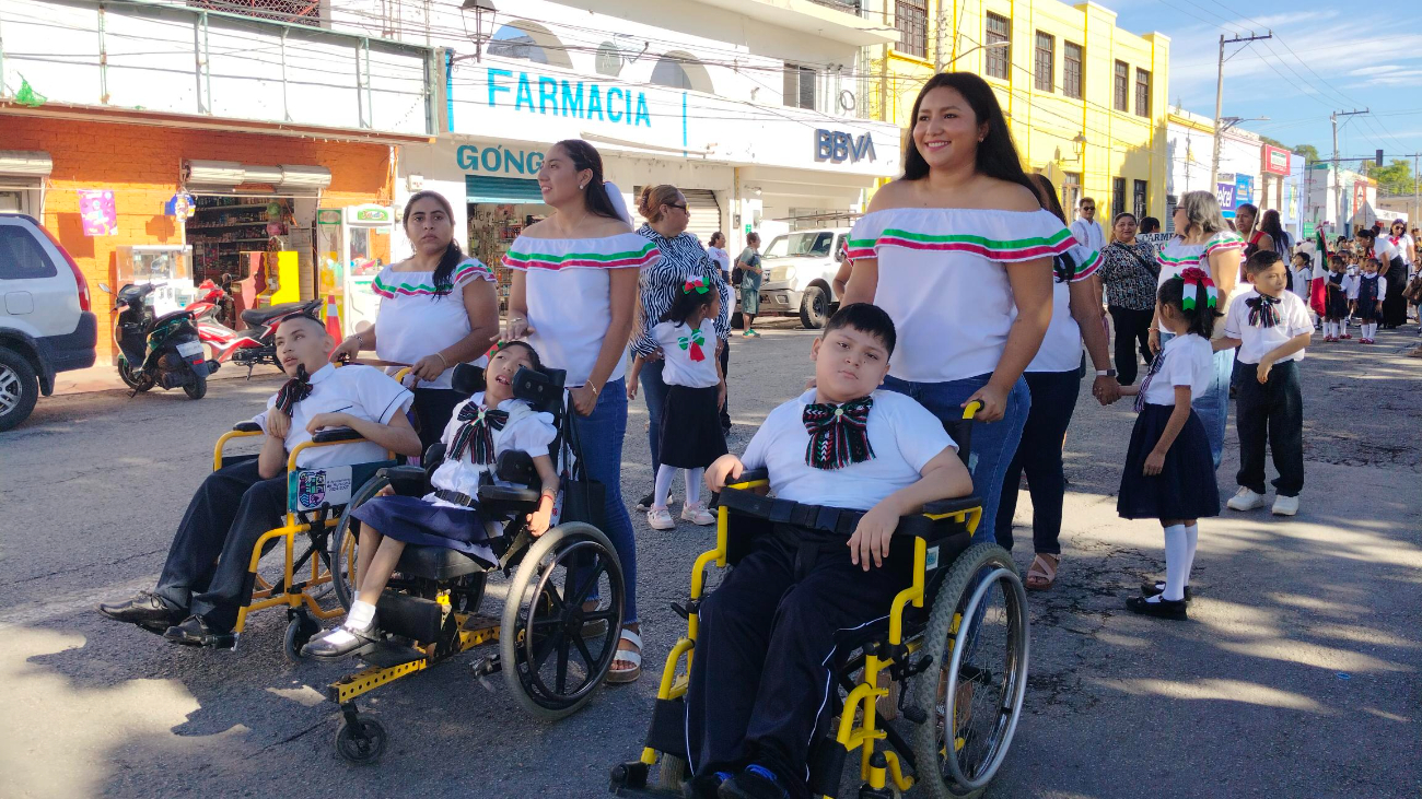 Los eventos reunieron a estudiantes, docentes, autoridades y familias, llenando de color patrio las calles y plazas principales
