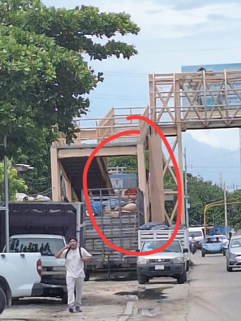 Pareja resulta lesionada por desmantelamiento de puente en Ciudad del Carmen Pareja resulta lesionada por desmantelamiento de puente en Ciudad del Carmen