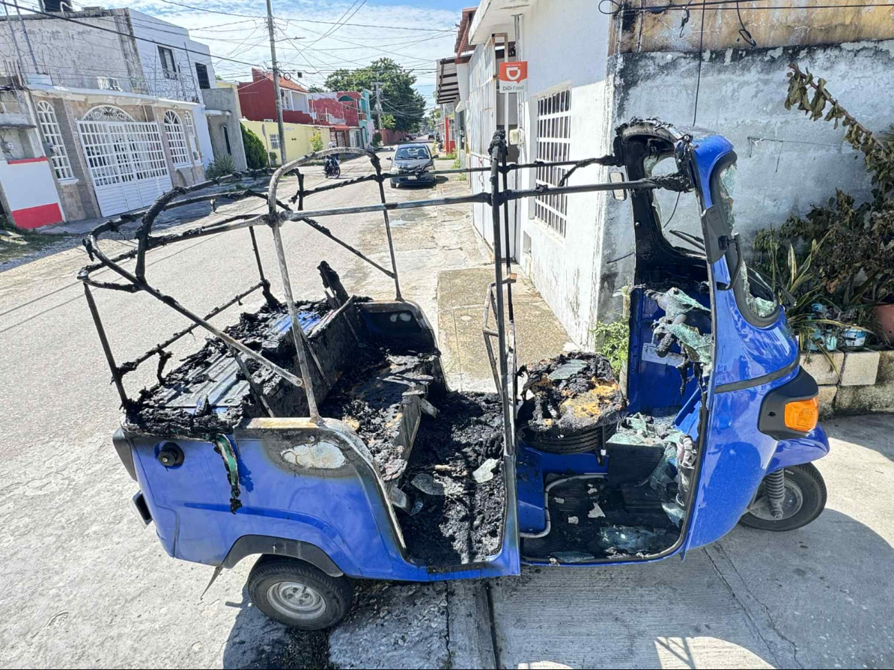 Un pochimóvil se incendió la noche del viernes en la colonia Solidaridad Urbana. Un pochimóvil se incendió la noche del viernes en la colonia Solidaridad Urbana.