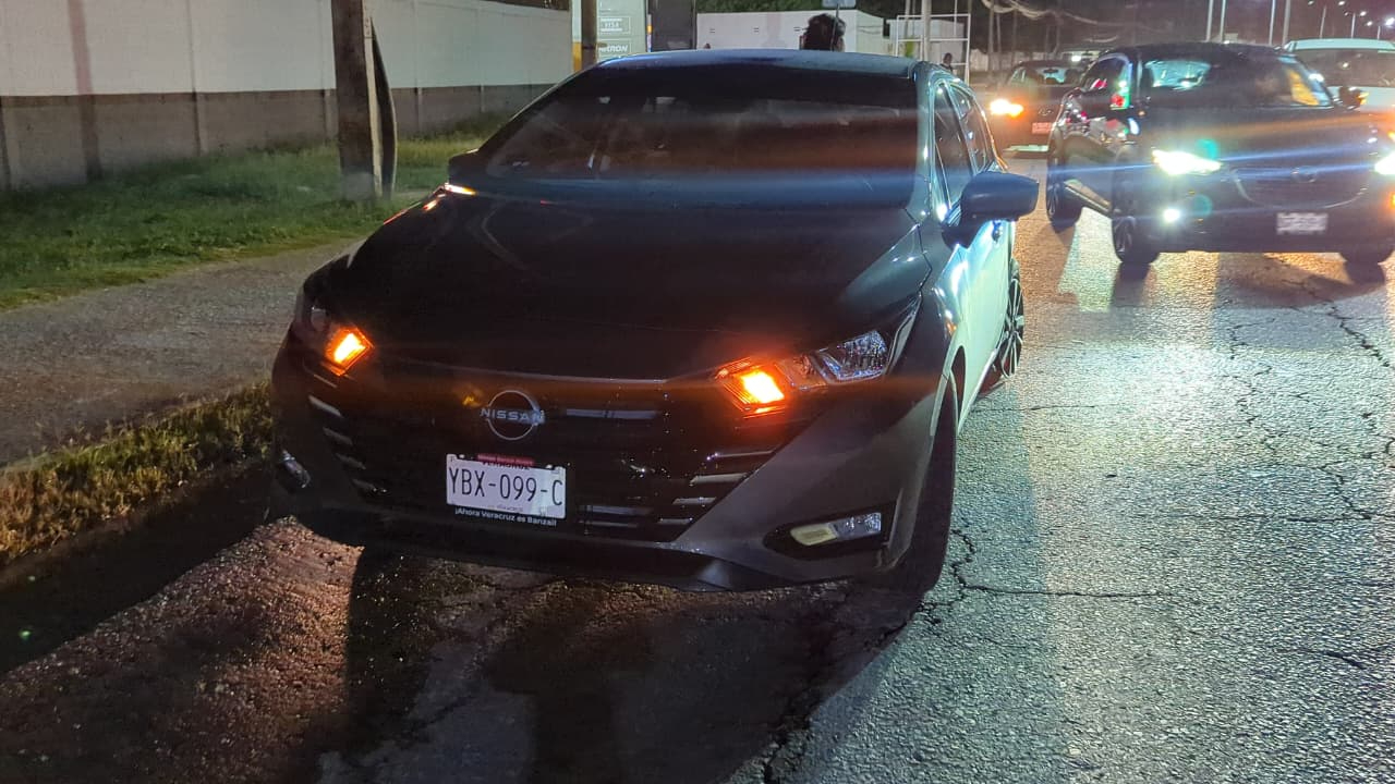 Un Volkswagen Jetta gris impactó contra un Nissan Versa al invadir carril.