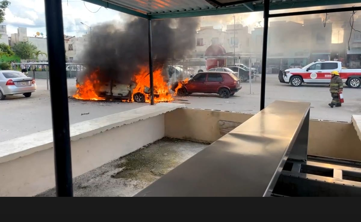 Camioneta se incendia en Villas Otoch Paraíso y afecta a tres vehículos más en Cancún Camioneta se incendia en Villas Otoch Paraíso y afecta a tres vehículos más en Cancún