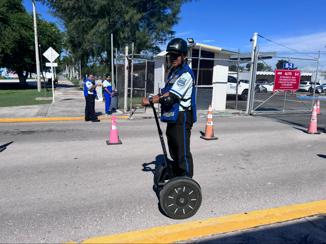El Aeropuerto Internacional de Mérida modernizó su movilidad interna con scooters eléctricos.