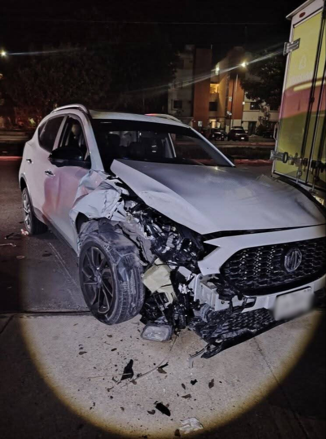 El conductor de un automóvil blanco perdió el control de su unidad tras manejar presuntamente en estado de ebriedad El conductor de un automóvil blanco perdió el control de su unidad tras manejar presuntamente en estado de ebriedad