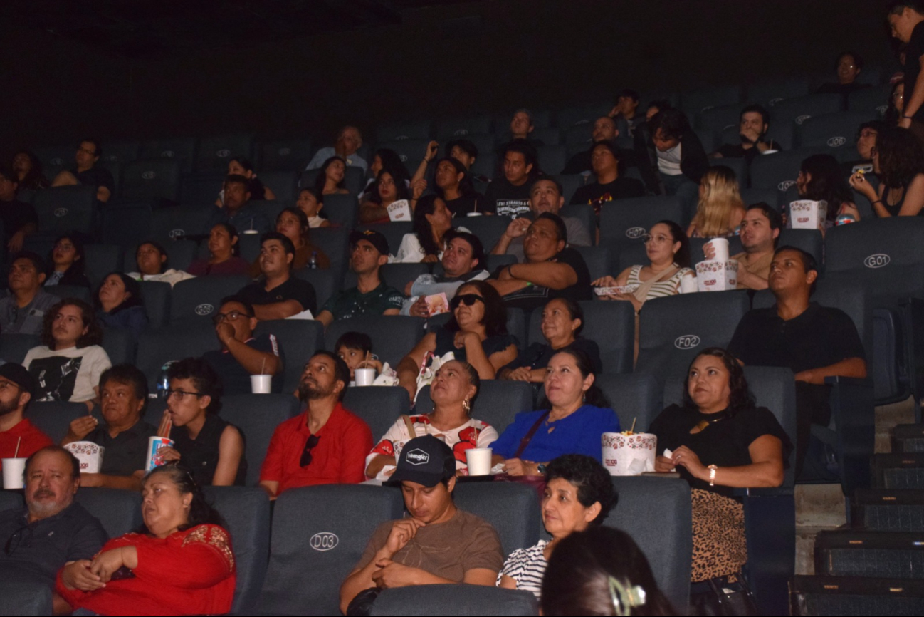 Familiares y amigos de los cineastas disfrutaron de las creaciones en la sala.