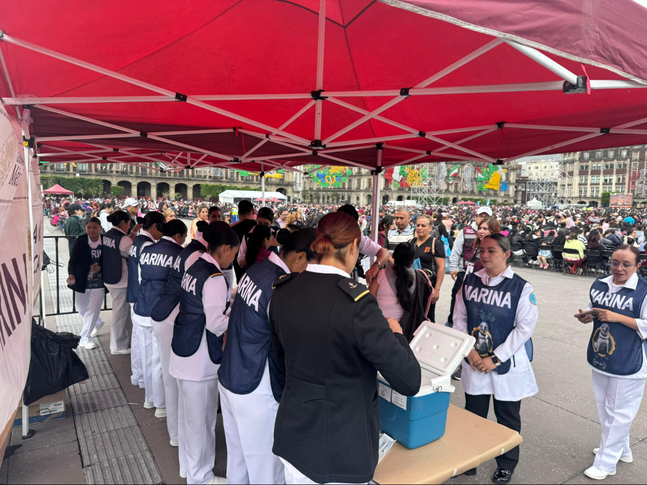 La Marina aplicó 377 vacunas contra el sarampión en el Zócalo capitalino.