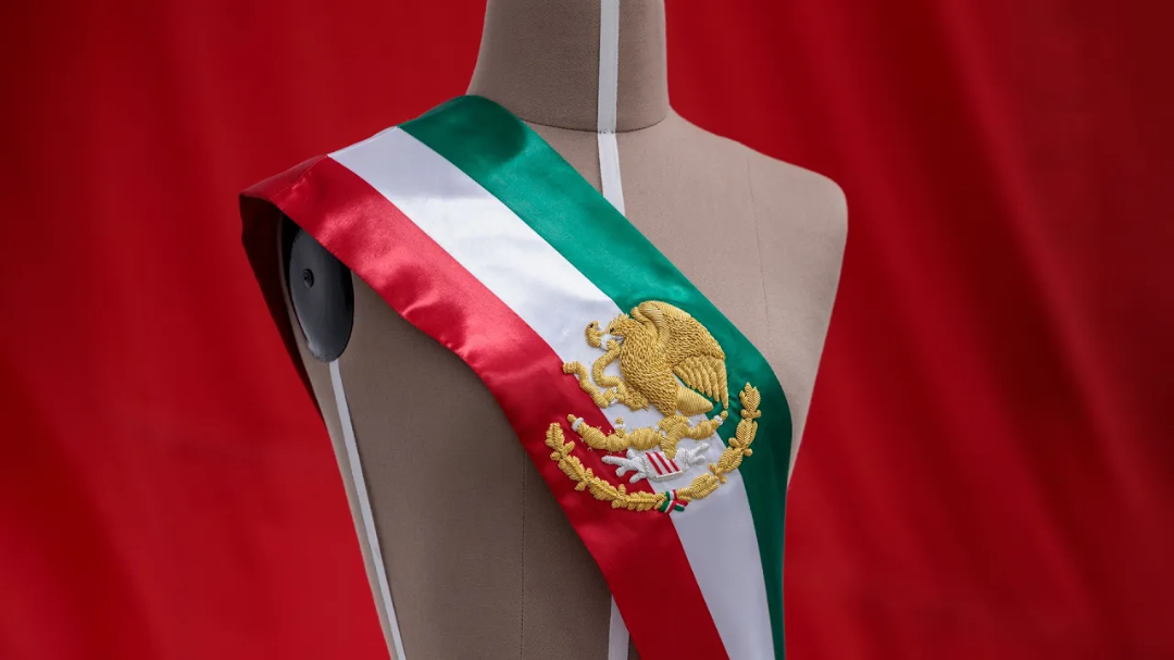 Así se confeccionó la banda presidencial para el primer Grito de una mujer en México.