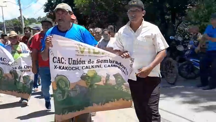Campesinos beneficiarios de Sembrando Vida acudieron uniformados y con una lona del programa en su honor.