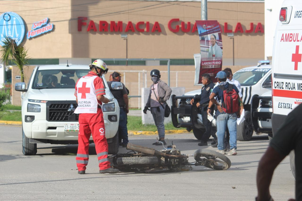 Choque entre camioneta y moto deja un lesionado en la avenida Colosio de Champotón Choque entre camioneta y moto deja un lesionado en la avenida Colosio de Champotón